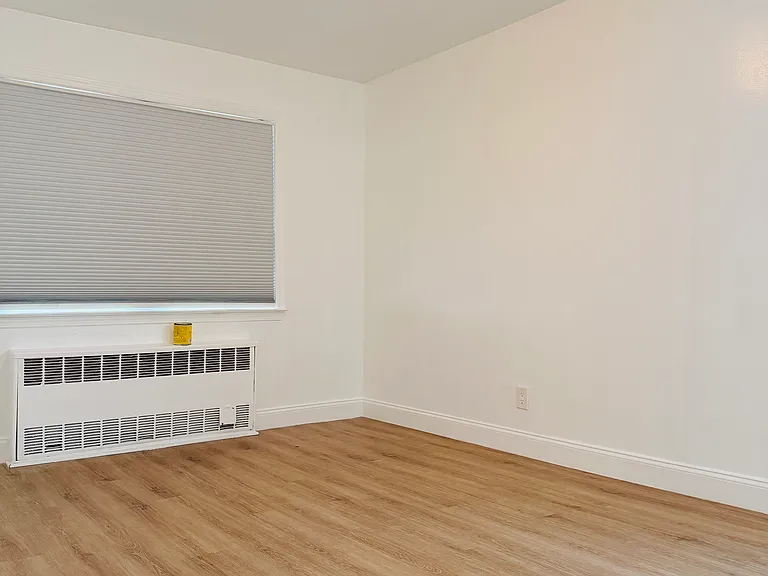 20-14 Utopia Pkwy #2 — Photo 5