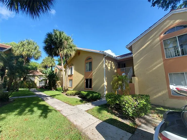 1046 Coral Club Dr — Photo 2
