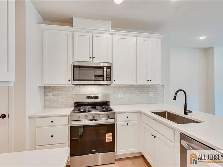 323 Sadie Cir — Photo 10