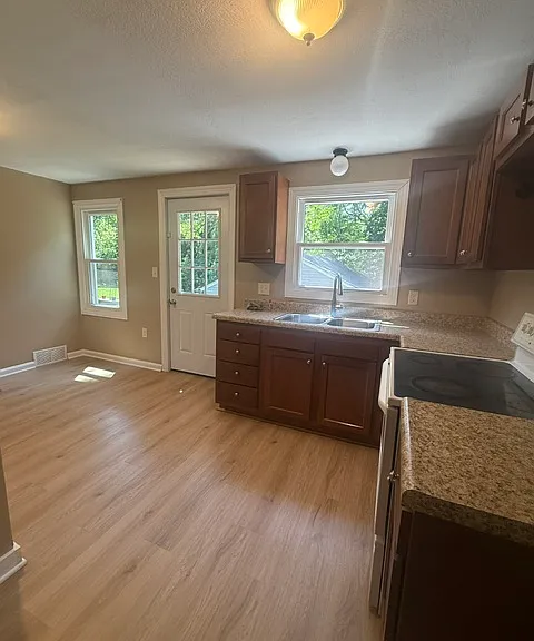 782 Parkview Dr — Photo 6