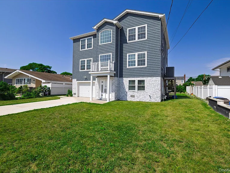 740 S Ocean Ave — Photo 3