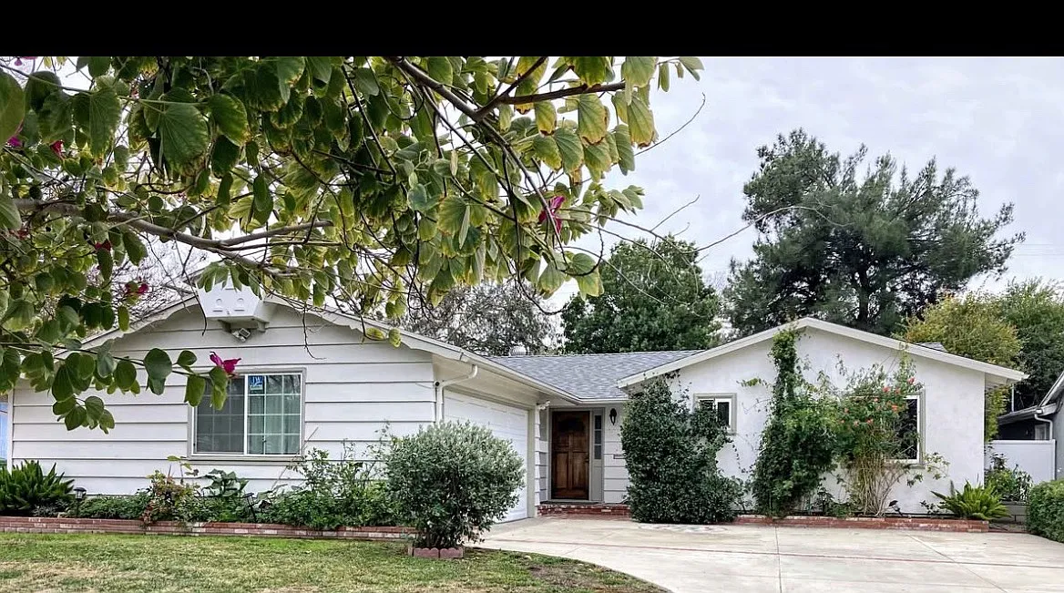 23464 Sylvan St — Photo 1