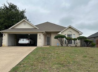 529 Meadowcrest Dr, Burleson, TX 76028