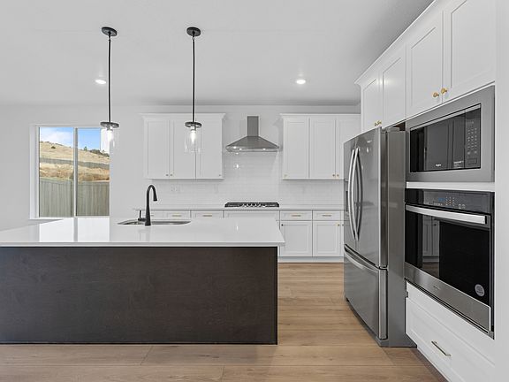 The kitchen has a convenient kitchen island.