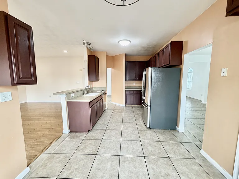221 Dunn St — Photo 10