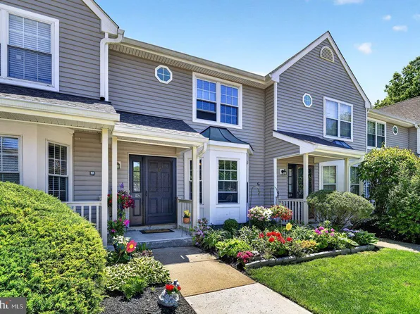 15 Stuyvesant Ct, Hightstown, NJ 08520