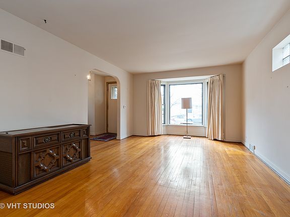 4th image of 5068 W Balmoral Ave