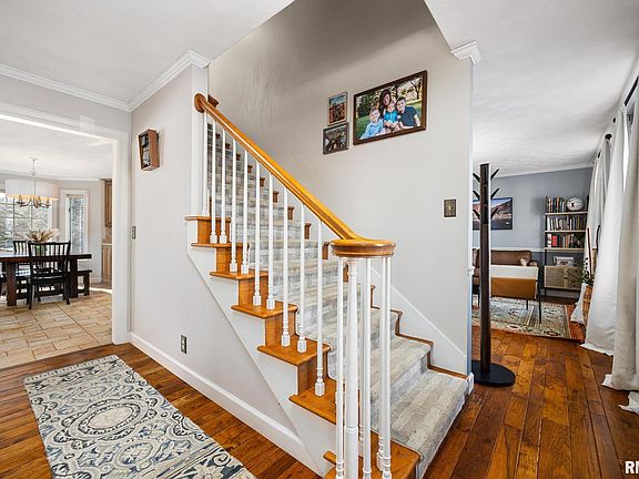 4th image of 313 E White Oak Ct