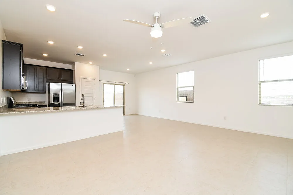 3 bed, 2.0 bath, 1230 sqft, $2,070 — Photo 4