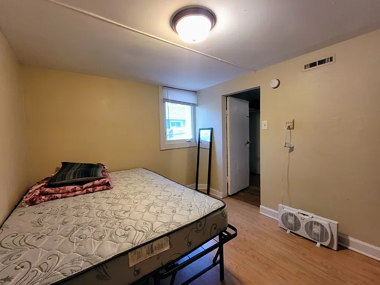 710 W Illinois St — Photo 10