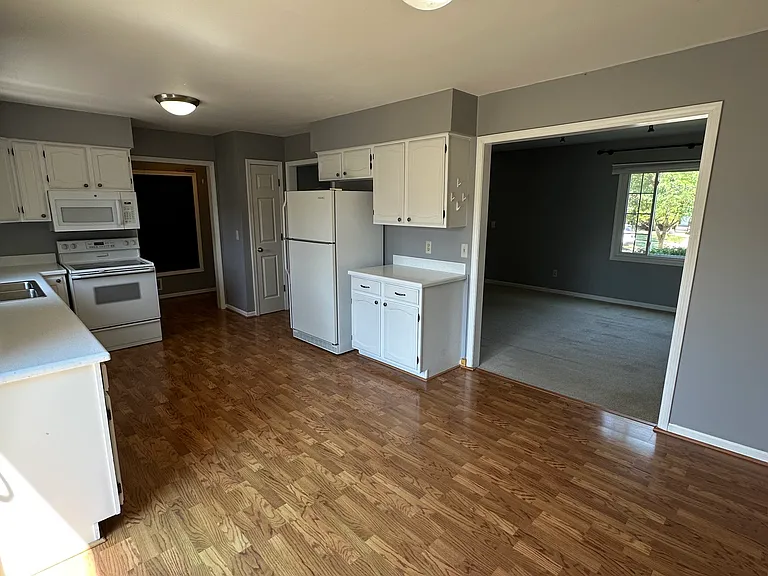 1336 E Lincoln St — Photo 5