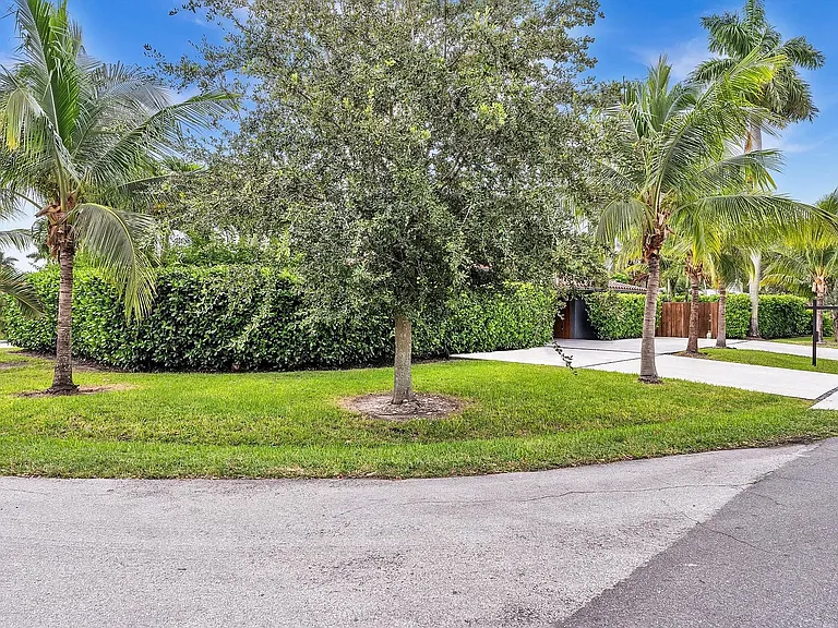 1740 Poinsettia Dr — Photo 45