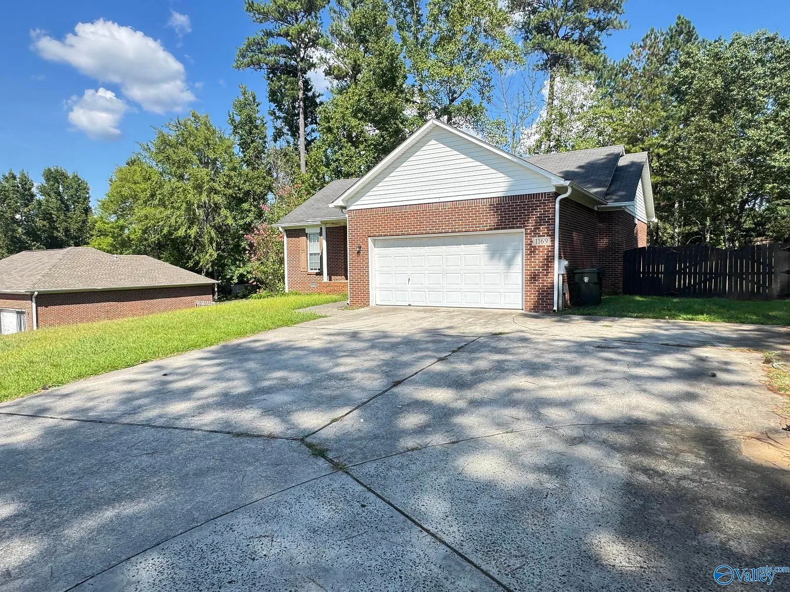 3 bed, 2.0 bath, 1327 sqft, $1,595 — Photo 2