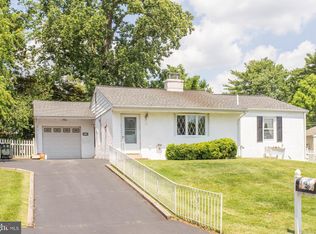 15 Bridle Path Ln, Feasterville, PA 19053