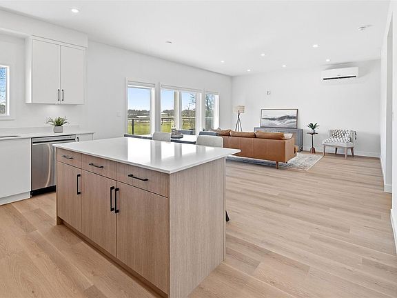 5th image of 7043 Central Saanich Rd #201