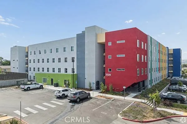 2 bed, 722 sqft, $1,984 — Photo 2
