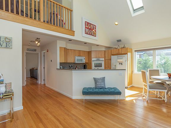 3rd image of 47 Sunset Ave
