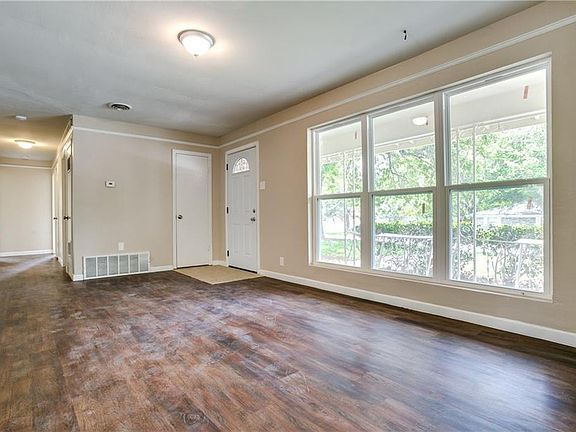 2nd image of 2640 Kingsbury Ave