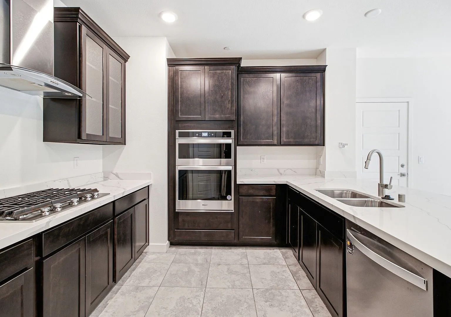 Beautiful 4-Bedroom Inspirada Home with Loft, Upgraded Kitchen & Private Backyard — Photo 1