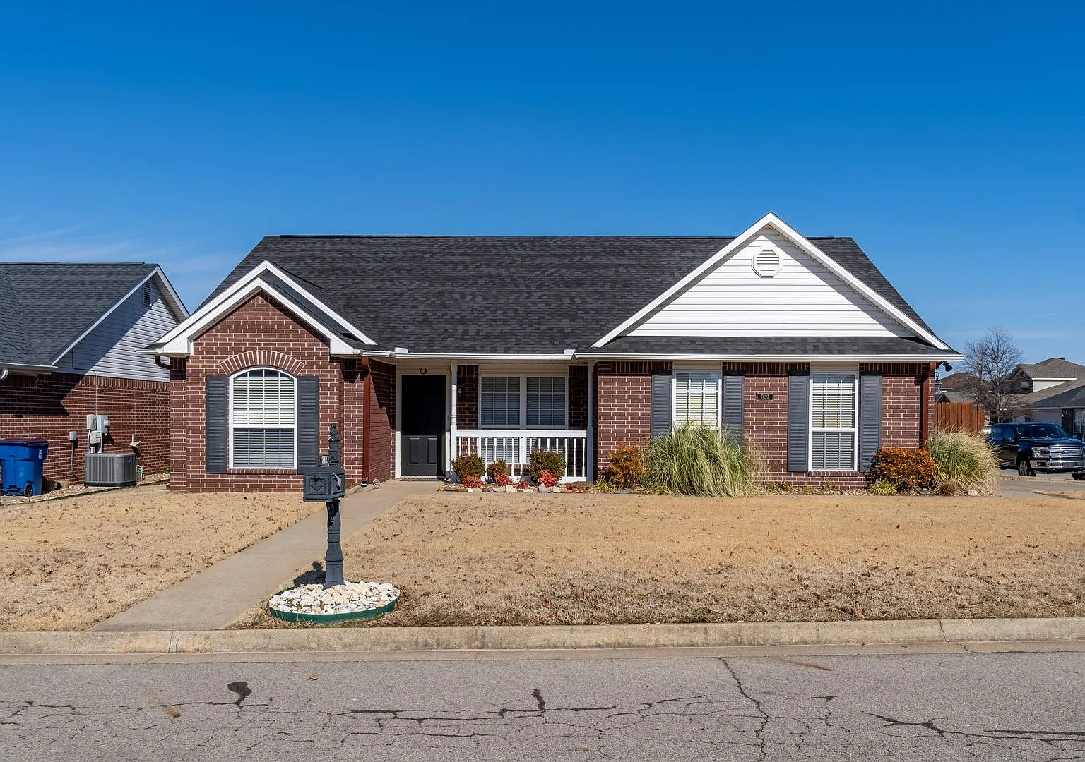 Gorgeous 3 bedroom 2 bath Brick Home with a 2-Car Garage — Photo 2