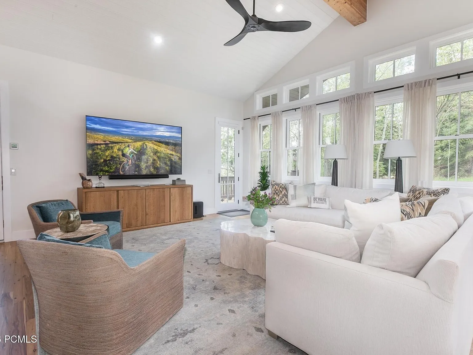 4 bed, 4.5 bath, 5435 sqft, $16,500 — Photo 4