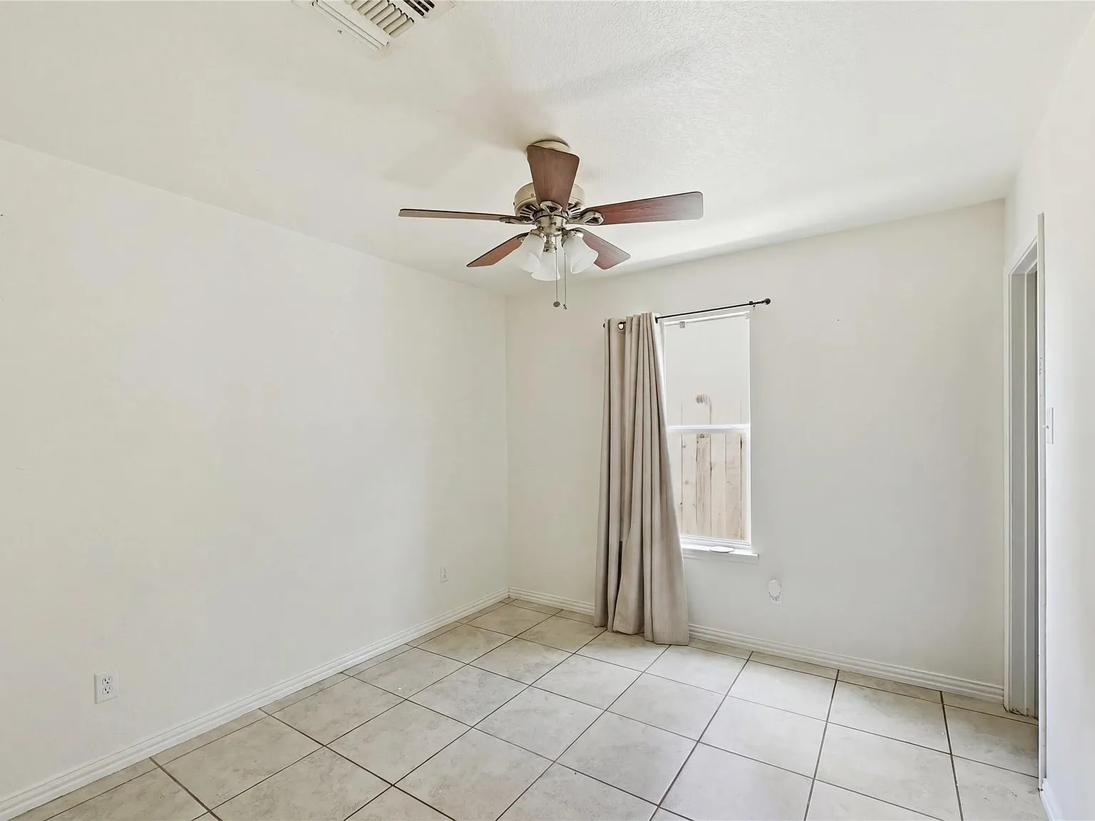 6 bed, 3.0 bath, 3206 sqft, $2,500 — Photo 2