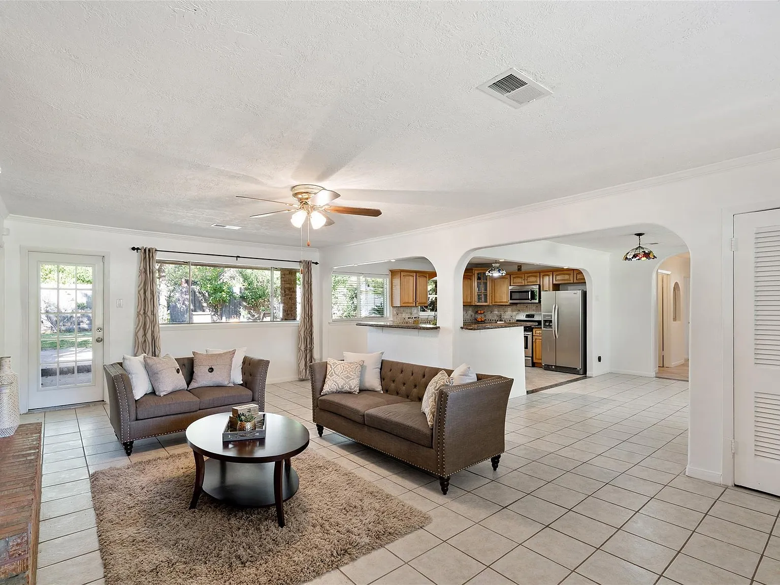 3 bed, 2.0 bath, 2029 sqft, $3,000 — Photo 4