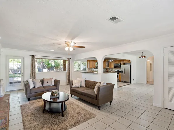 9214 Bronco Dr, Houston, TX 77055