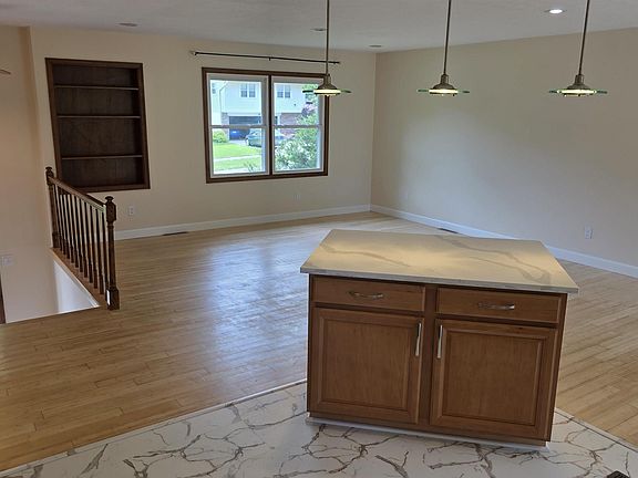 5th image of 549 N Park Ridge Rd