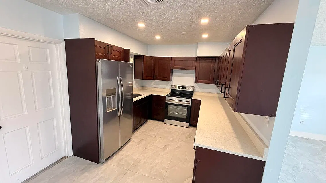 3 bed, 1.0 bath, 1440 sqft, $2,200 — Photo 2