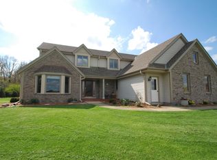 W384N7383 Cottonwood Ct, Oconomowoc, WI 53066