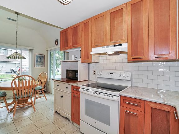 4th image of 10 Rose Ct