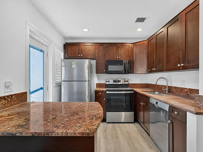 423 SW 11th Ct — Photo 9