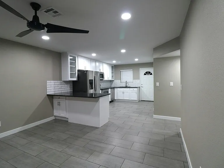 1 N Naco Way #1 — Photo 3