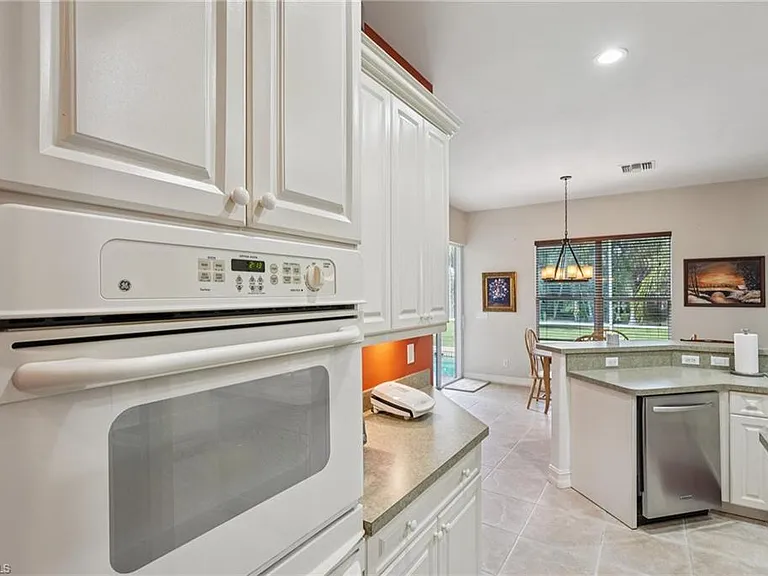 2621 Golden Gate Blvd W — Photo 17