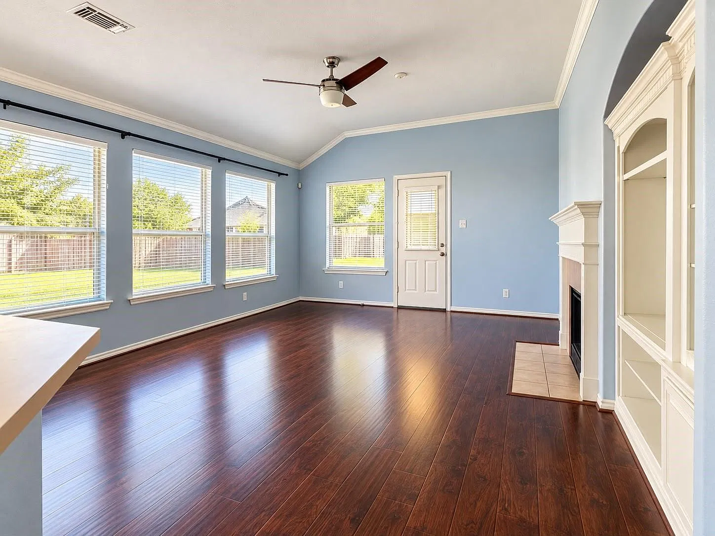 4 bed, 2.0 bath, 2011 sqft, $2,350 — Photo 3