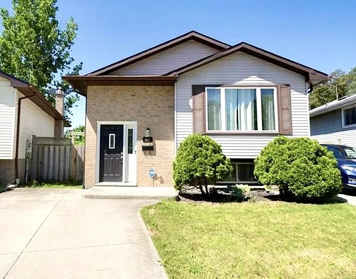 46 Caprice Cres — Photo 1