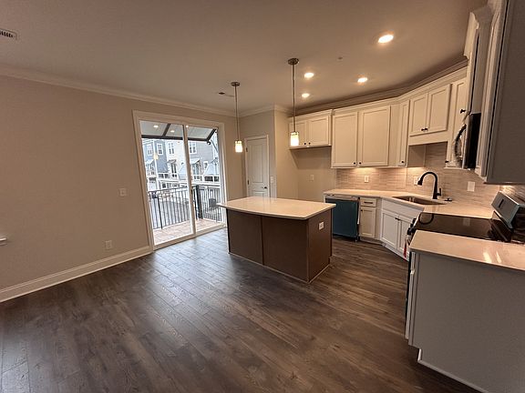 4th image of 2101 Branford Pl #204
