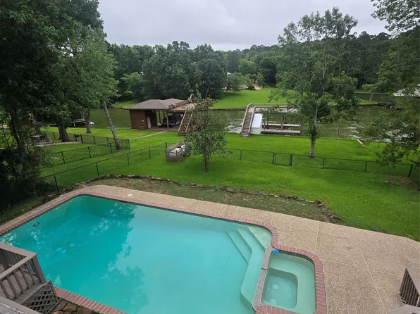 560 Lake Grove Dr, Coldspring, TX 77331
