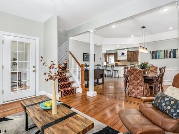 4th image of 178 Farley Ave