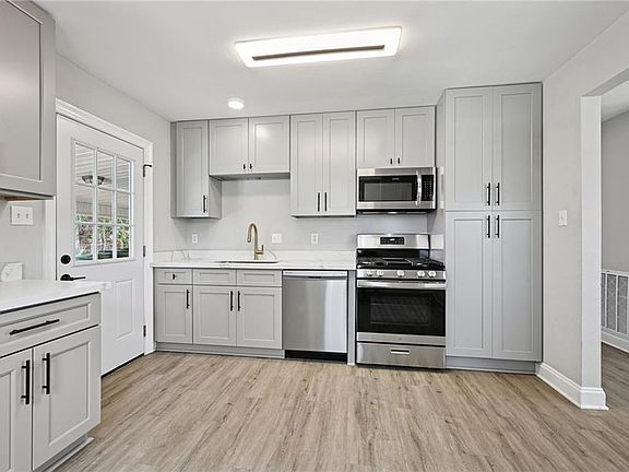 5th image of 3915 Riviera Dr