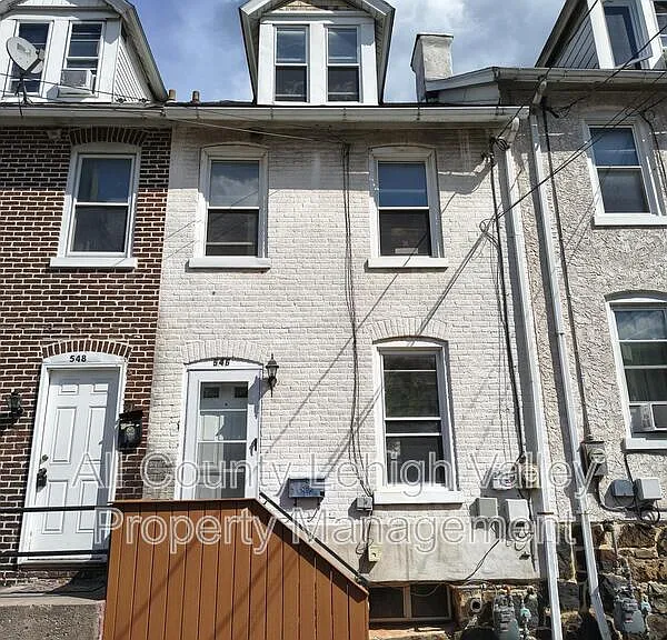 546 Thomas St — Photo 1