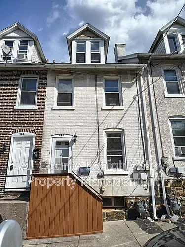 546 Thomas St Photo 1