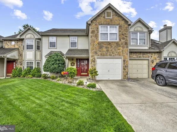 3 Sandhurst Dr, Mount Laurel, NJ 08054
