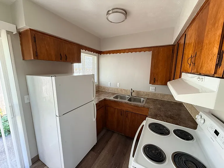 1031 & 1037 Ring St NE — Photo 13