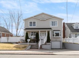71 Scarcliffe Dr, Malverne, NY 11565