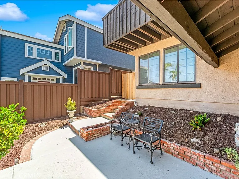 1407 Lakeside Ln — Photo 7