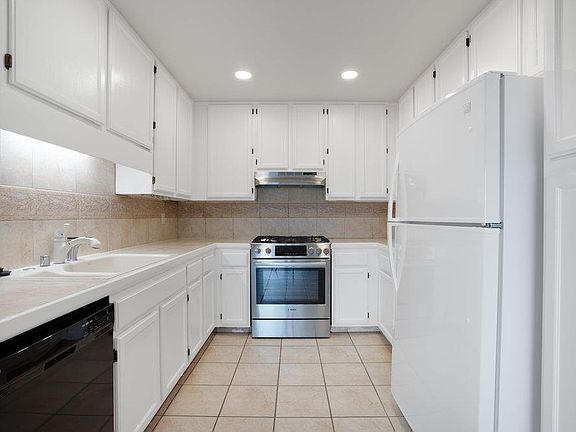 3rd image of 233 Silver Leaf Dr APT B