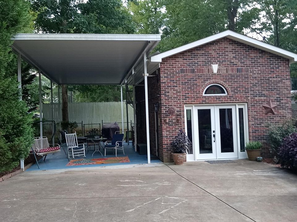 A cottage all to yourself in an excellent location with large covered patio.