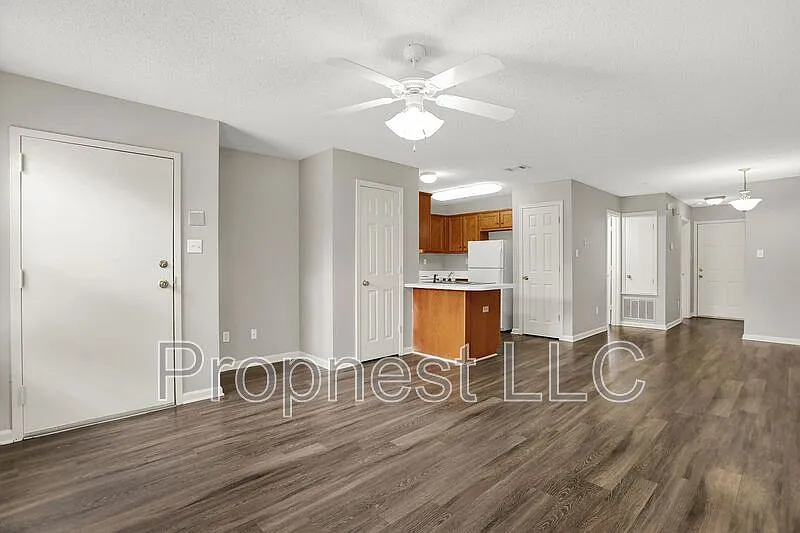 1 bed, 1.0 bath, 800 sqft, $1,249 — Photo 2